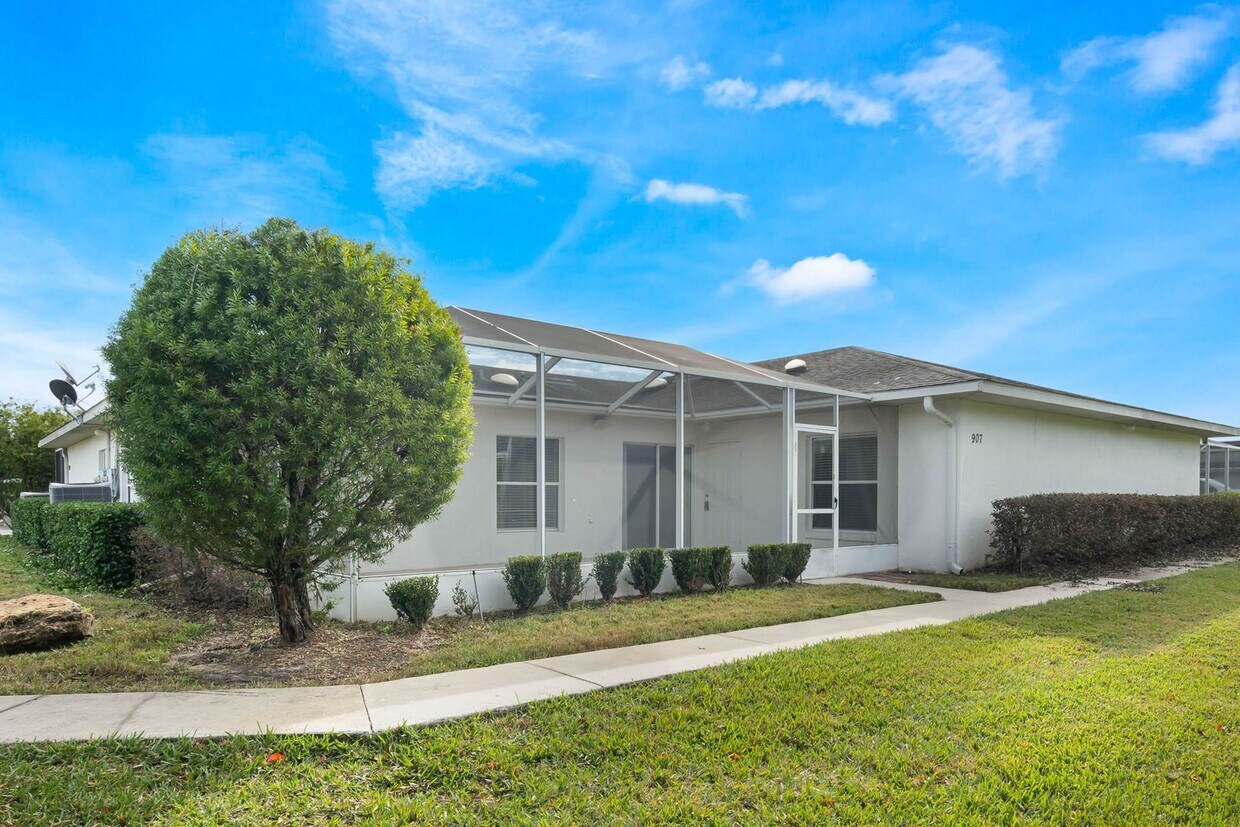 Primary Photo - Lovely spacious 3bd/2bath townhouse with screen patio!