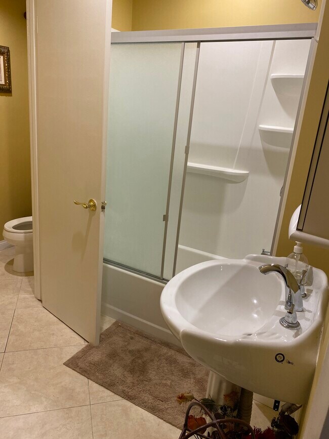 Full bath - 12708 Cumpston St