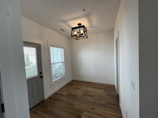 Building Photo - 2BD 2BA 3 STORY TOWNHOME FOR RENT