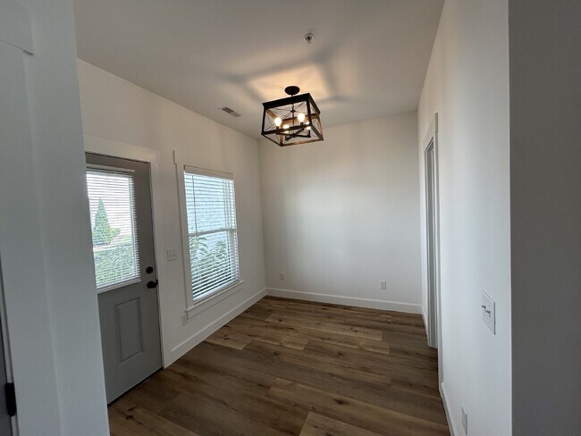 Foto del edificio - 2BD 2BA 3 STORY TOWNHOME FOR RENT