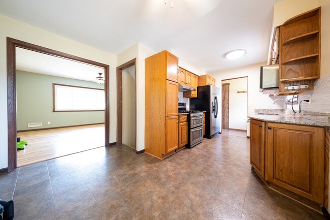 Building Photo - 13784 Fairlawn Ave