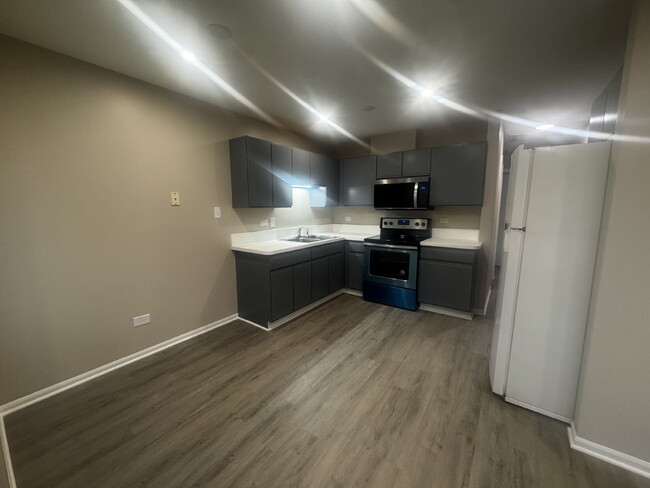 Building Photo - Recently Renovated 2-Bedroom Apartment in ...