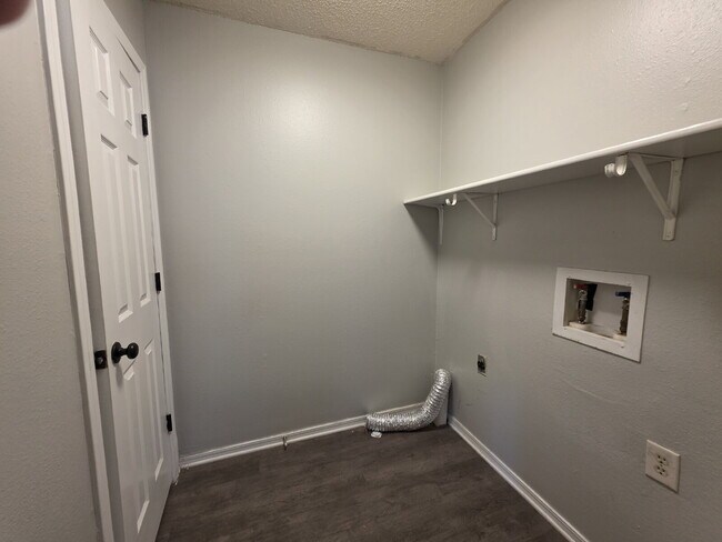 Building Photo - 1008 N Turtle Creek Dr