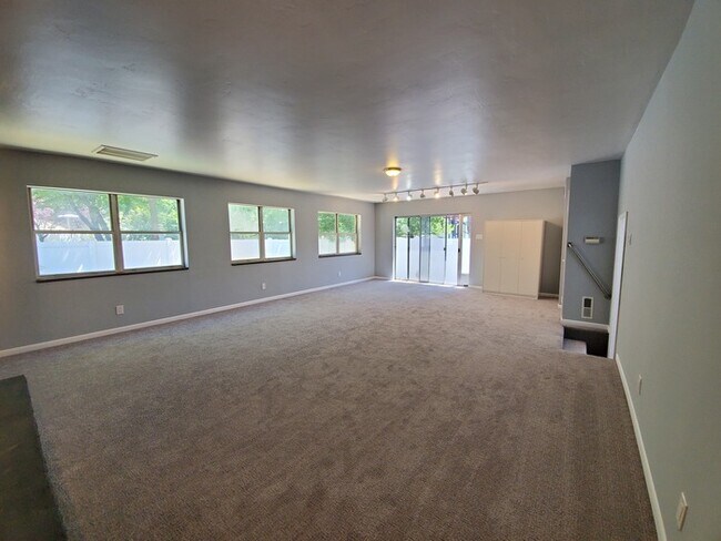 Building Photo - 3367 1100 E