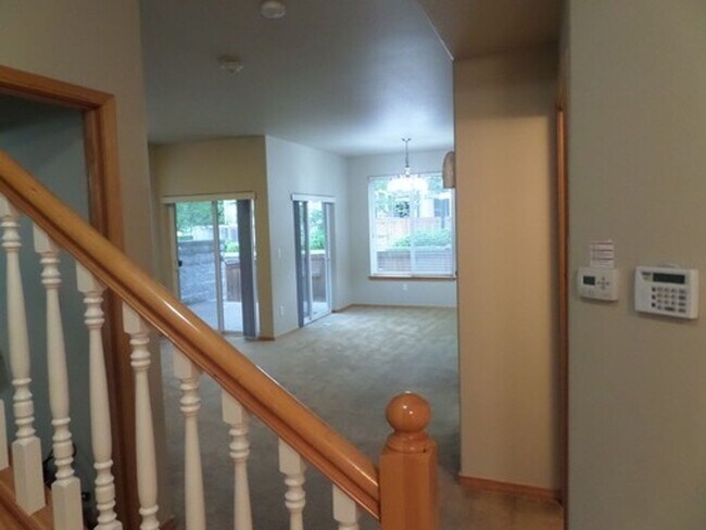 Building Photo - Large 3 Bedroom Home with Fully Fenced Bac...