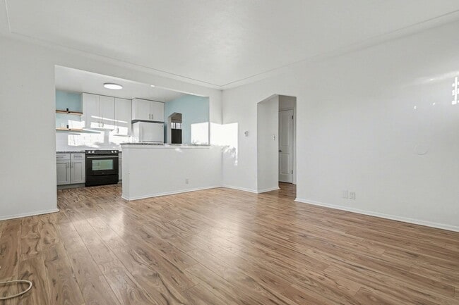 Building Photo - Conveniently Located 2BR with Large Yard