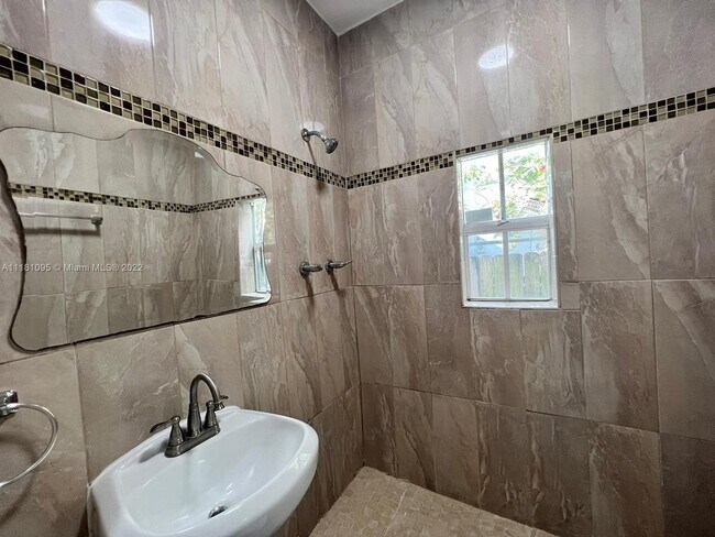 Foto del edificio - 169 NE 50th St