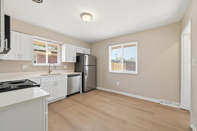Foto del edificio - $2,440.95 with $300 Off the First Month's Rent, 5 Beds - 2 Bath, Multiplex in Littleton with Shar...