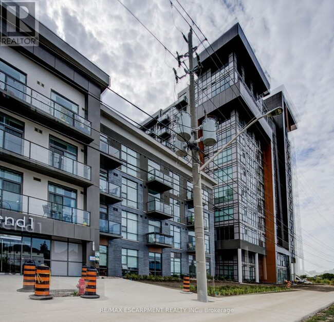 Building Photo - 450-450 Dundas St E