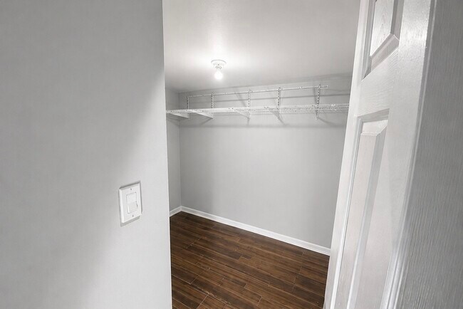 Vestidor - 6649 N Maplewood Ave