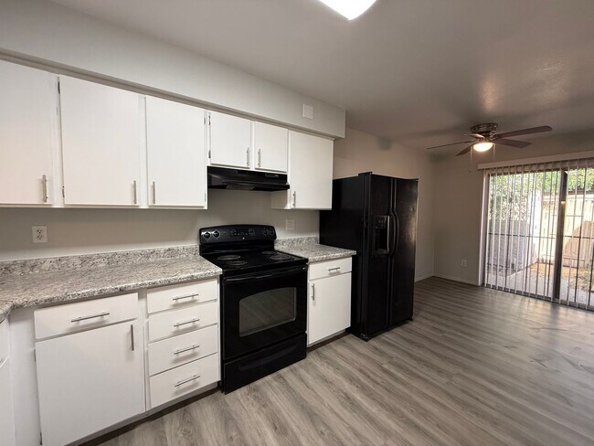 Foto del edificio - Renovated Glendale 3 Bedroom Condo with New Flooring