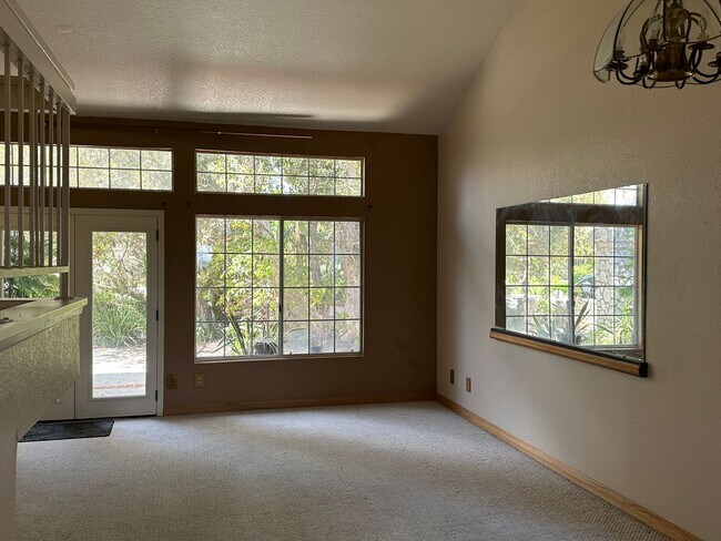 Building Photo - Two bedroom condo with view of ocean