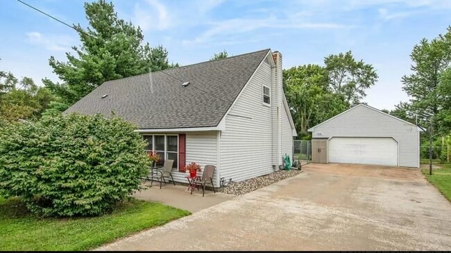 Building Photo - Immediate Move In  3 Bed/2 Bath Forest Hil...