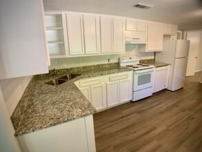 Building Photo - 353 Camelot Dr