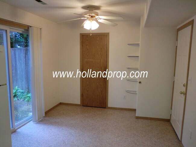 Building Photo - Cozy & Bright 3-Bedroom Retreat in Southeast Portland – Fenced Yard & Garage!