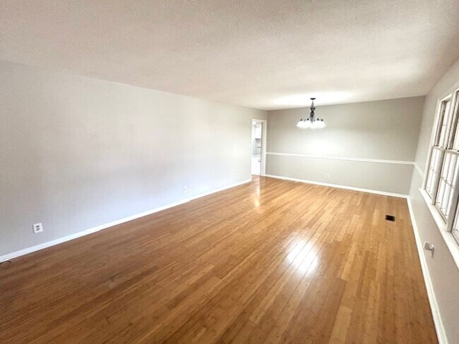 Foto del edificio - Move-In Ready 3 Bedroom Home with Garage & Private Yard