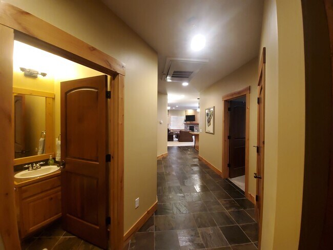 Foto del edificio - Fully furnished condo