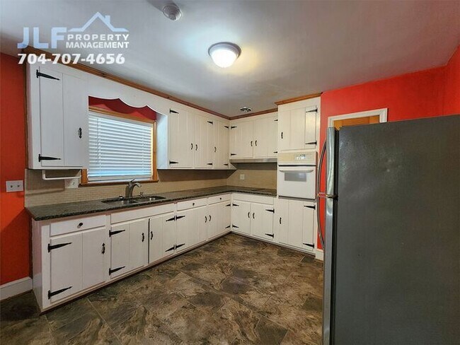 Foto del edificio - Sprawling 3 Bedroom/ 2.5 Bathroom Ranch in Charlotte!