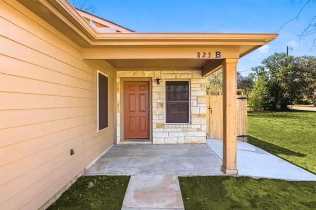 Building Photo - 823 N Commerce St