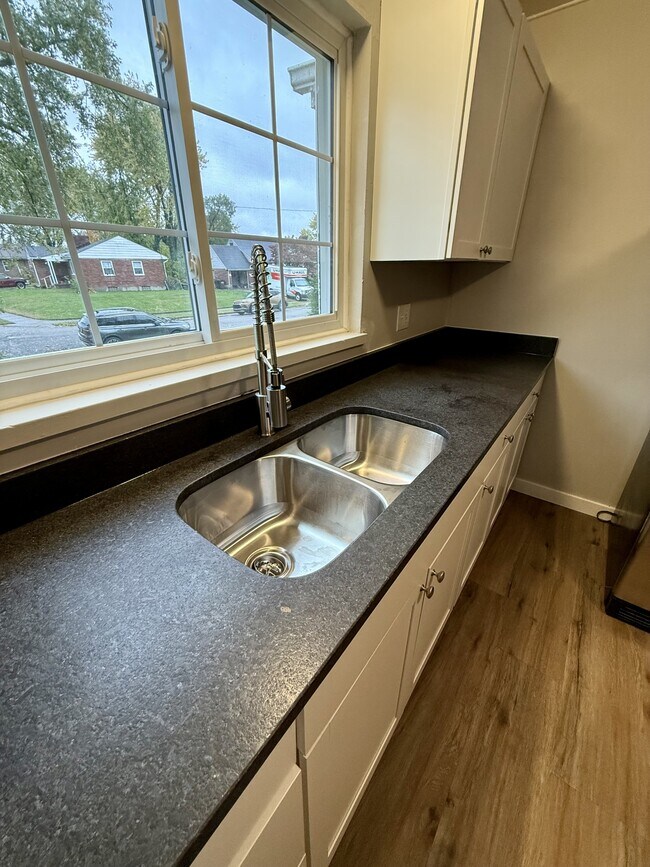 Foto del edificio - 4607 Channing Ln