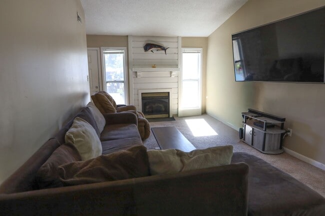 Building Photo - Townhome Beauty!