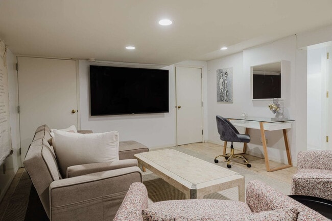 Foto del edificio - 323 E 51st St