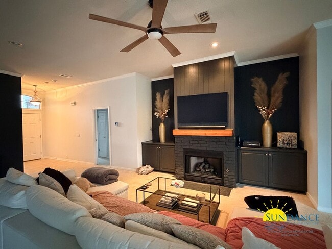 Building Photo - Stunning 3 Bedroom 3 Bathroom Home in Tiger Pointe located on the Golf Course!