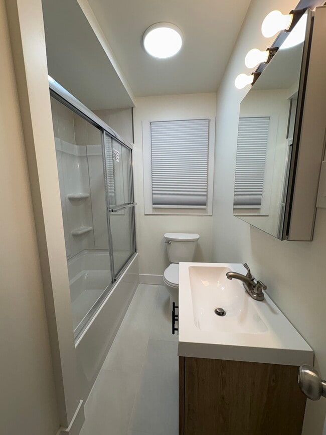 Building Photo - 193 Jerome Ave