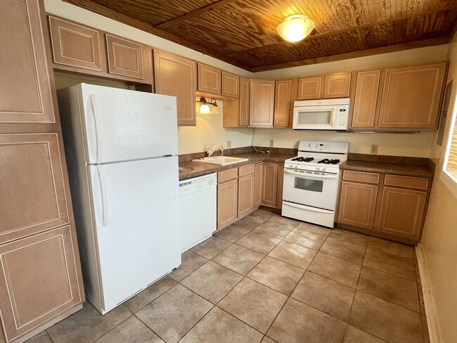 Building Photo - 598 Wakefield Dr
