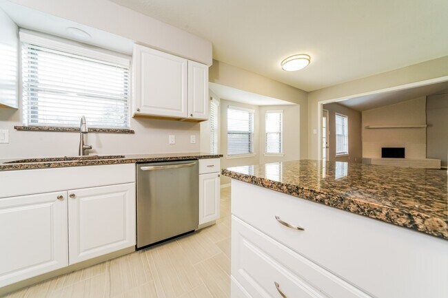 Building Photo - 7105 Meadow Park N