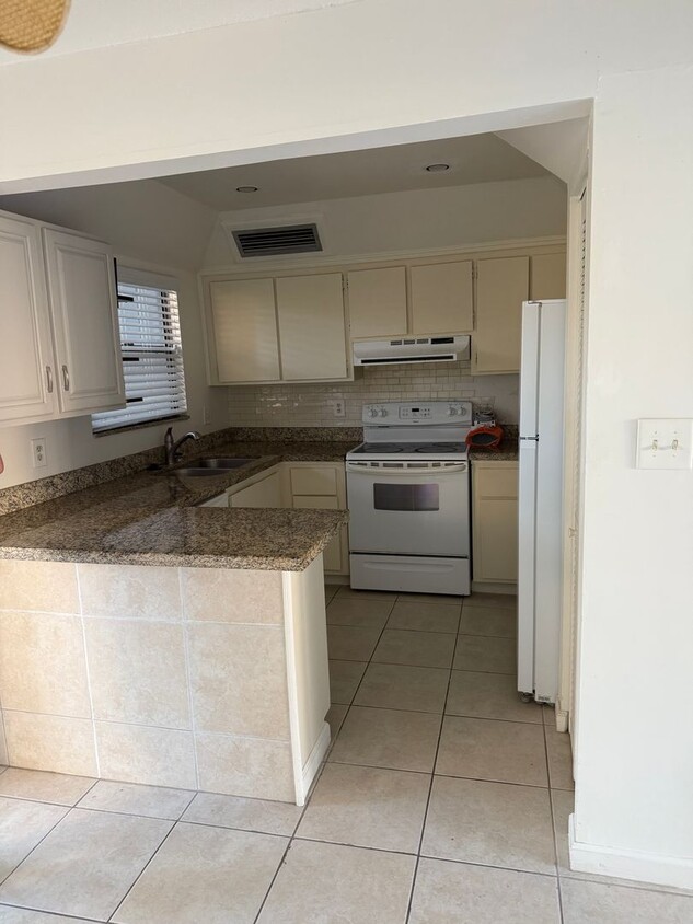 Primary Photo - Spacious 1,226 SF Unit - 2 bd / 2 ba near ...