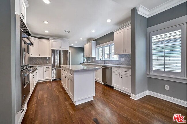 Building Photo - 515 S Van Ness Ave