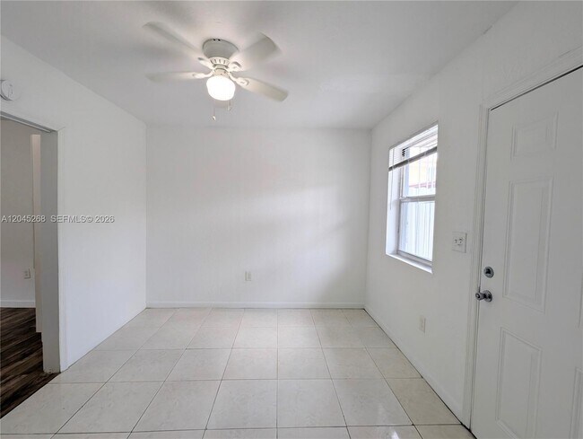 Foto del edificio - 351 E 5th St