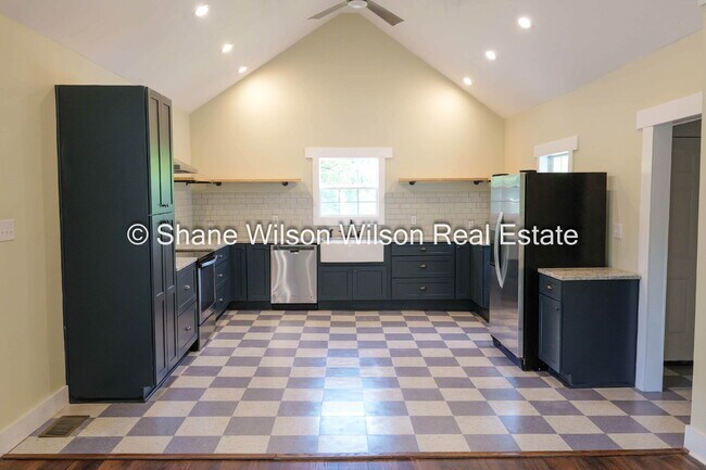 Foto del edificio - Classic Charm Meets Modern Living – Remodeled 4 BR Home in Dalton!