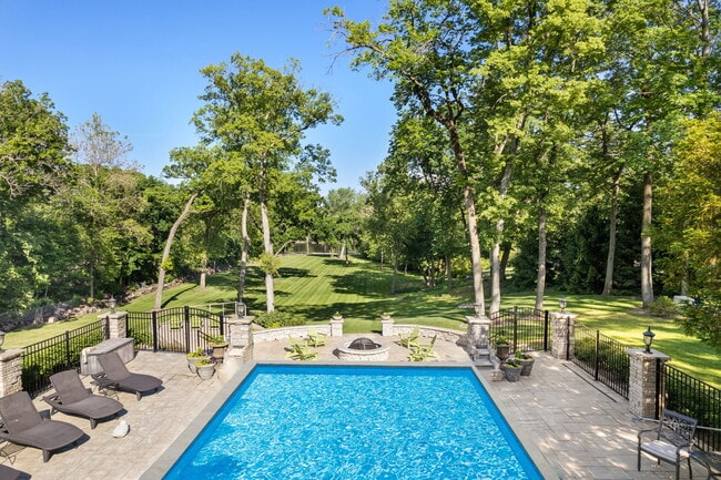 Building Photo - 921 S Batavia Ave