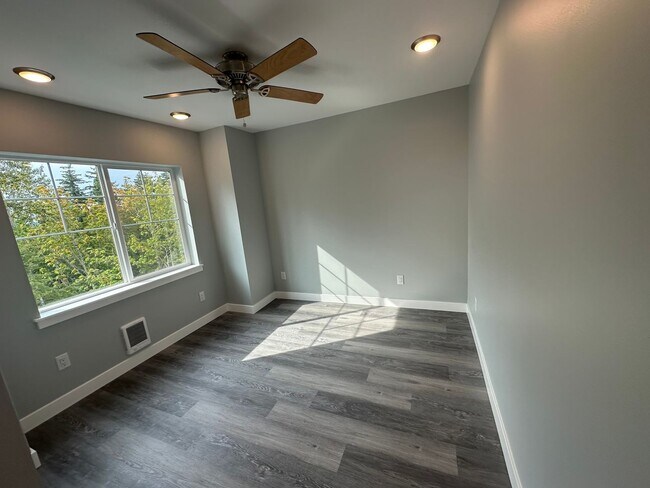 Building Photo - 3501 Sussex Dr