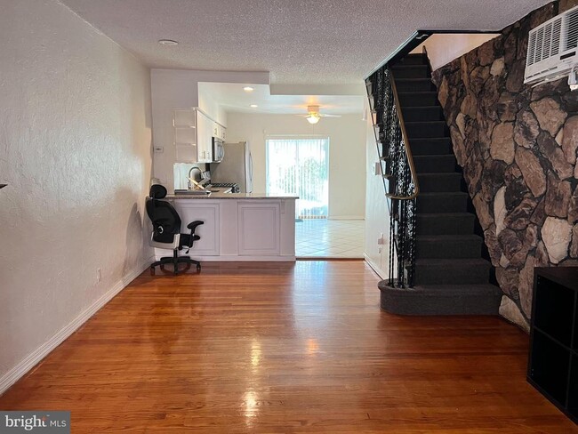 Building Photo - 2408 S Sartain St