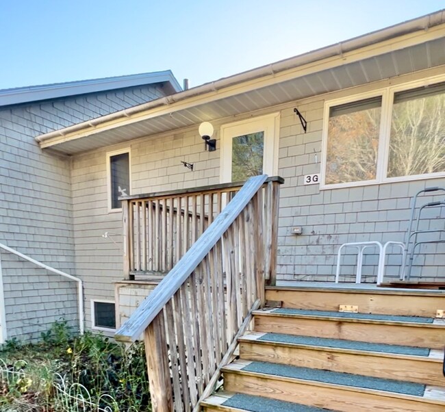 13 Harborview Ct, Blue Hill, ME 04614 Room for Rent in Blue Hill, ME