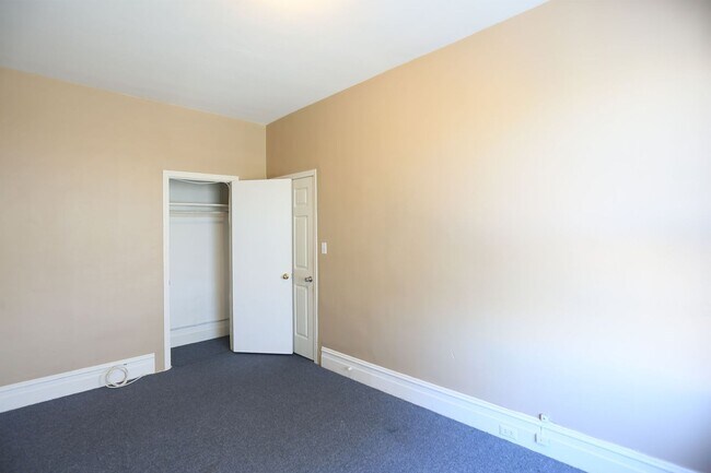 Foto del edificio - Spacious 3BR/1BA Full Floor Flat in North ...