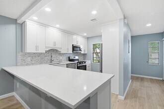 Building Photo - 9292 Vista Del Lago