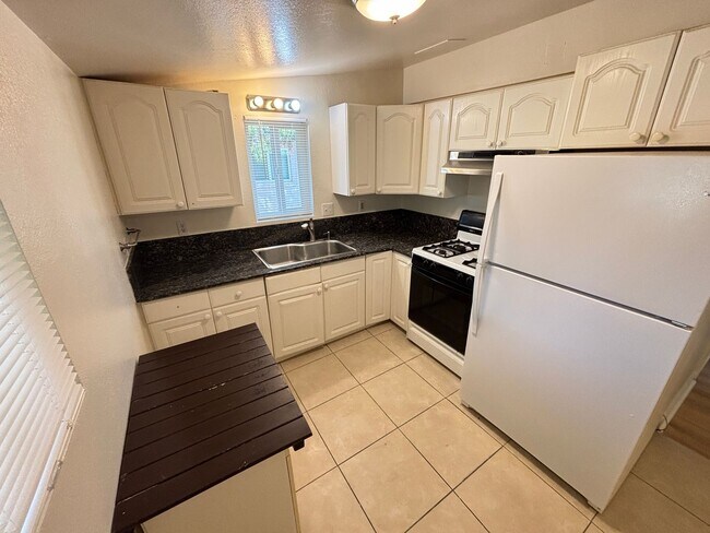 Foto del edificio - Charming 2Bed/1Bath apartment W/ Private front yard w/ porch and oversized backyard in Henderson