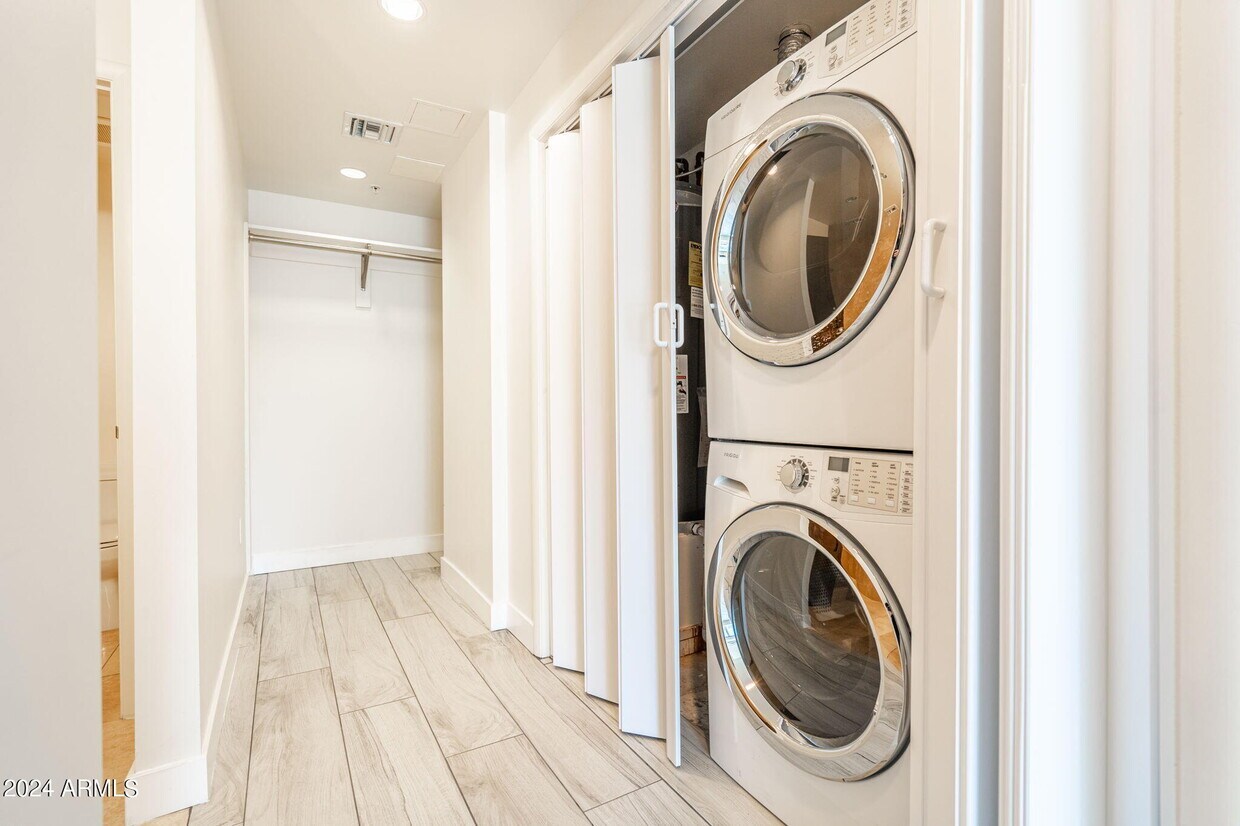 Foto principal - 215 E McKinley St