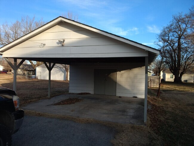 Building Photo - 206 W 1st St