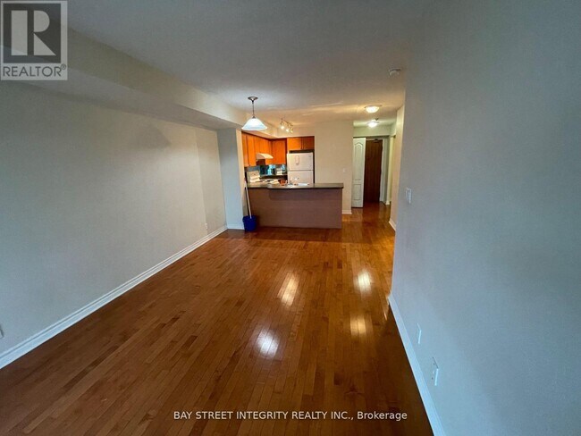 Photo du bâtiment - 1 Elm Dr W