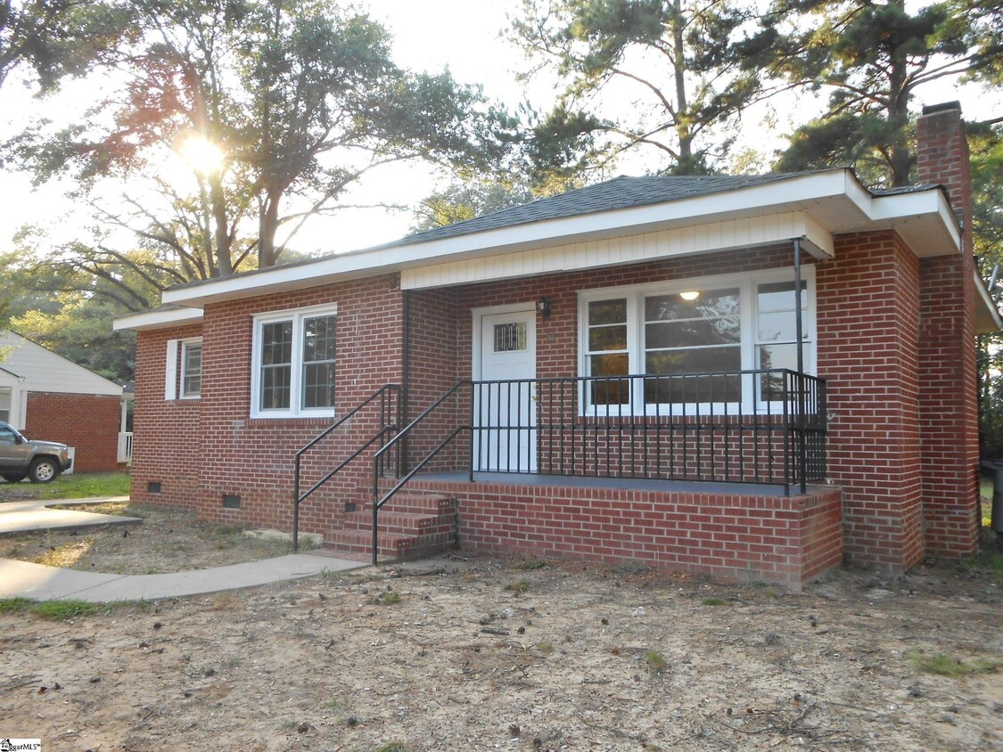 Primary Photo - 21 Ridgeway Dr