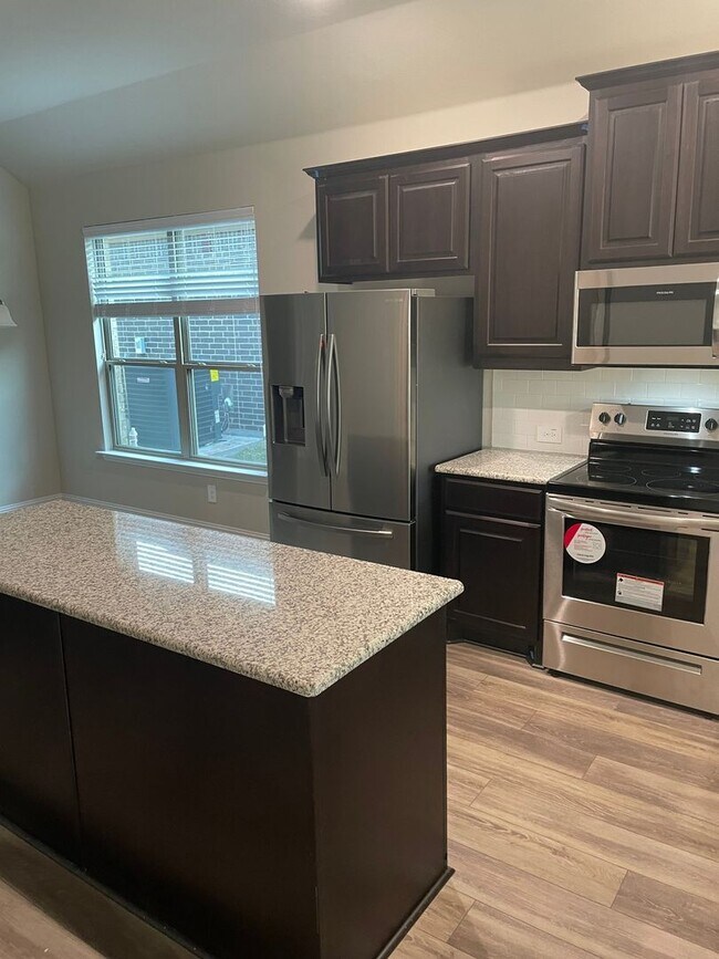 Building Photo - Spacious 4BR and 3 full bath big backyard ...