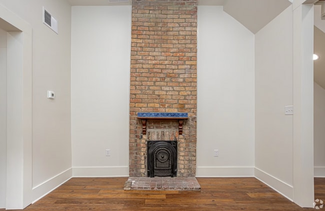 Building Photo - Uptown Renovated 1/1.5 apartment with Private Backyard