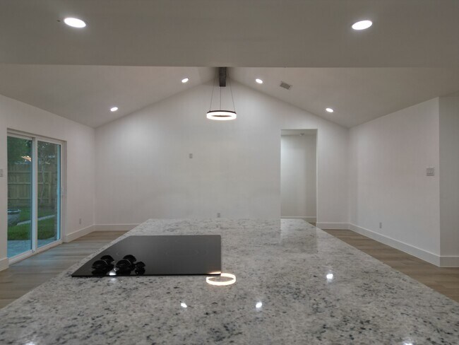 Foto del edificio - 2225 W Clare St