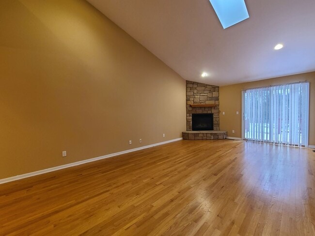 Building Photo - Spacious 4-Bedroom, 2.5-Bath Condo in St. Joseph