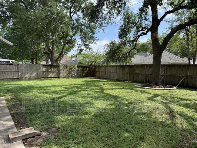 Foto del edificio - 7818 Sunny Ridge Dr